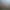 Un homme en uniforme marche dans un paysage montagneux rocheux en tenant un panier