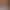 Une personne marche dans une salle de bain en bois avec une baignoire en cuivre, un lavabo en marbre et de grandes fenêtres donnant sur l'extérieur