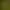 Une main place une balle de golf sur un tee sur un gazon vert