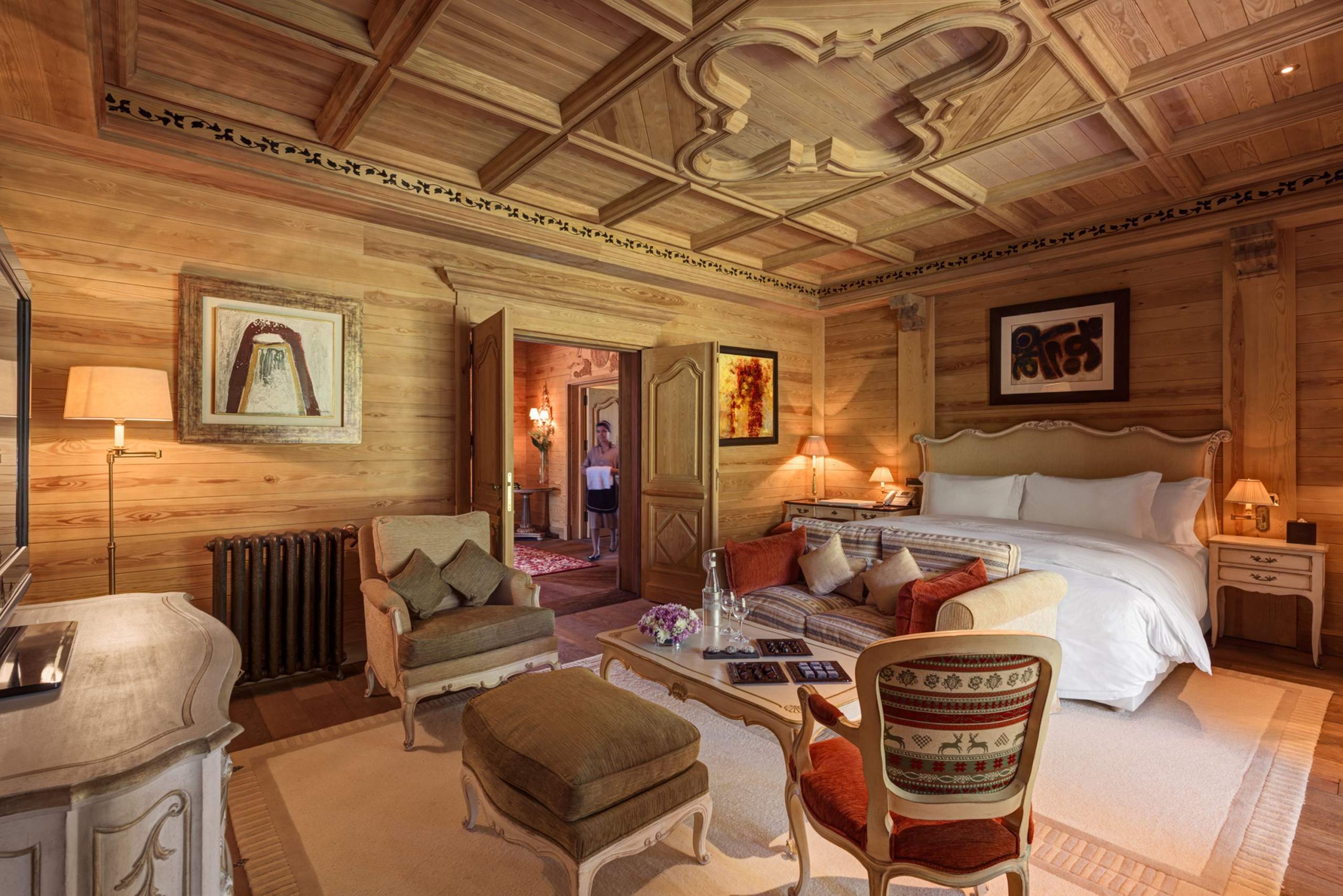 chambre à la décoration bois Michlifen, Resort &amp; Golf palace maroc